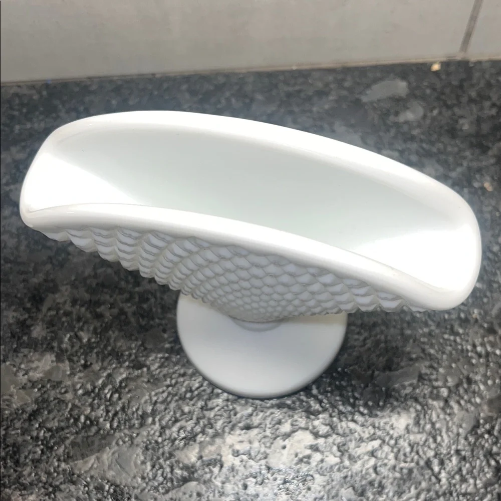 Set of 2 White Fan-Shaped Westmoreland English Hobnail Milk Glass vase. Exc conf
